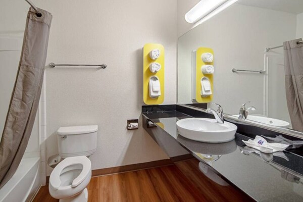 Foto van 1 kingsize bed | Toegankelijk voor mindervaliden | Douche | Nsmk - BedRoom