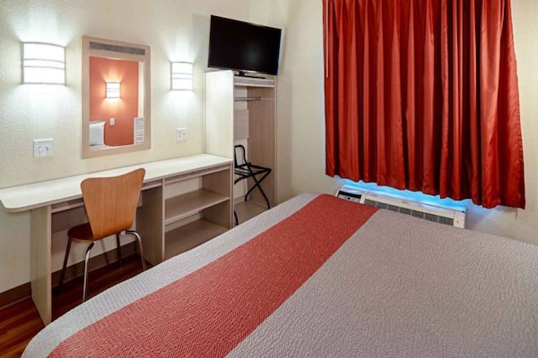 Foto van 1 kingsize bed | Toegankelijk voor mindervaliden | Douche | Nsmk - BedRoom