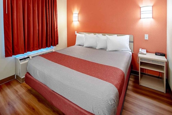 Foto van 1 kingsize bed | Toegankelijk voor mindervaliden | Douche | Nsmk - BedRoom