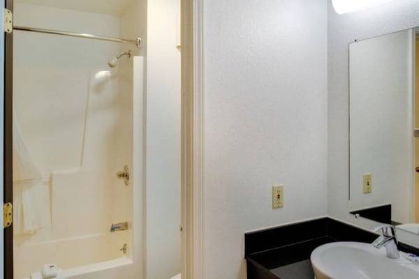 Foto van 1 kingsize bed | suite, rookvrij, bubbelbad - Vakantiehuis in Richmond IN - BedRoom