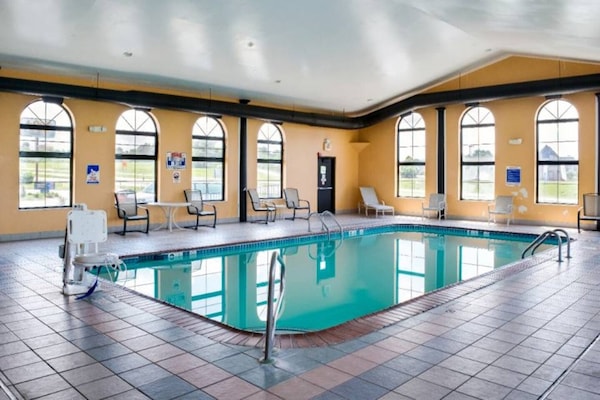 Foto van 1 kingsize bed | suite, rookvrij, bubbelbad - Vakantiehuis in Richmond IN - Pool