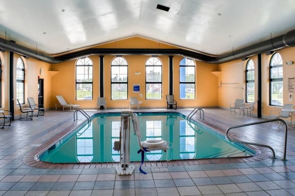 Foto van 1 kingsize bed | suite, rookvrij, bubbelbad - Vakantiehuis in Richmond IN - Pool