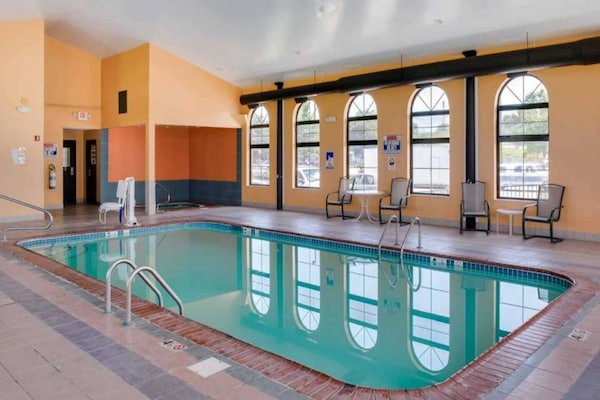 Foto van 1 Queensize Bed | Business | Ns - Vakantiehuis in Richmond IN - Pool
