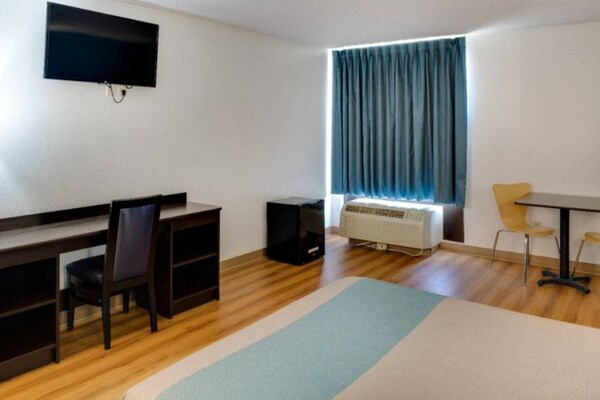 Foto van 1 Queensize Bed | Business | Ns - Vakantiehuis in Richmond IN - BedRoom