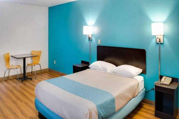 Foto van 1 Queensize Bed | Business | Ns - Vakantiehuis in Richmond IN - BedRoom