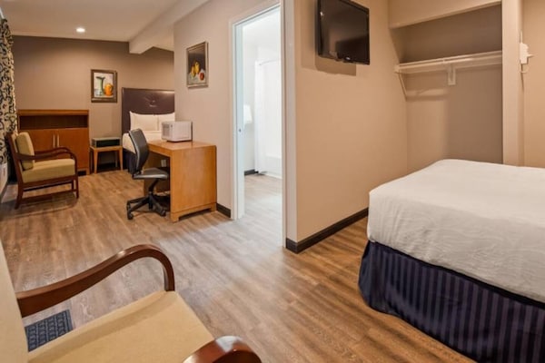Foto van 1 Queensize Bed | Mob Acc Ri Shwr | Ns Koelkast - Vakantiehuis in Ridgecrest CA - BedRoom