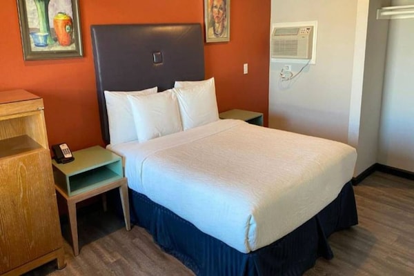 Foto van 1 Queensize Bed | Mob Acc Ri Shwr | Ns Koelkast - Vakantiehuis in Ridgecrest CA - BedRoom