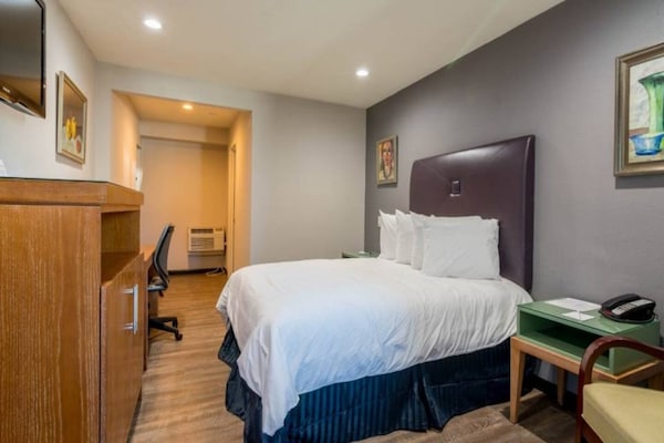 Foto van 1 Queensize Bed | Mob Acc Ri Shwr | Ns Koelkast - Vakantiehuis in Ridgecrest CA - BedRoom