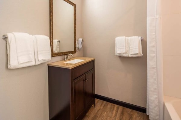 Foto van 1 Queensize Bed | Mob Acc Ri Shwr | Ns Koelkast - Vakantiehuis in Ridgecrest CA - BathRoom