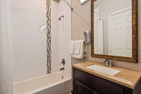 Foto van 1 Queensize Bed | Mob Acc Ri Shwr | Ns Koelkast - Vakantiehuis in Ridgecrest CA - BathRoom