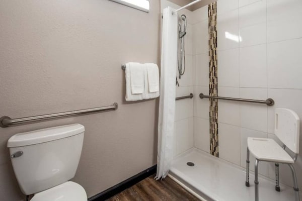 Foto van 1 Queensize Bed | Mob Acc Ri Shwr | Ns Koelkast - Vakantiehuis in Ridgecrest CA - BathRoom