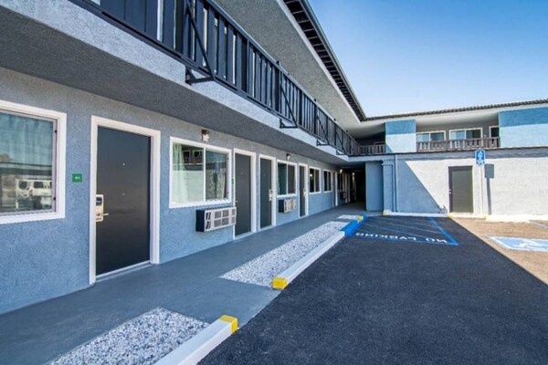 Foto van 1 Queensize Bed | Mob Acc Ri Shwr | Ns Koelkast - Vakantiehuis in Ridgecrest CA - Facilities