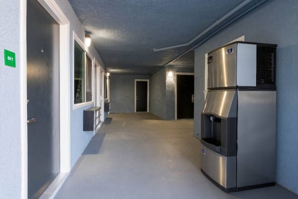 Foto van 1 Queensize Bed | Mob Acc Ri Shwr | Ns Koelkast - Vakantiehuis in Ridgecrest CA - Facilities