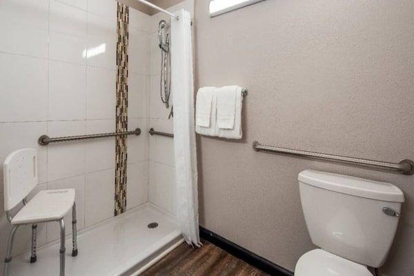 Foto van 1 Queensize Bed | Mob Acc Ri Shwr | Ns Koelkast - Vakantiehuis in Ridgecrest CA - Facilities