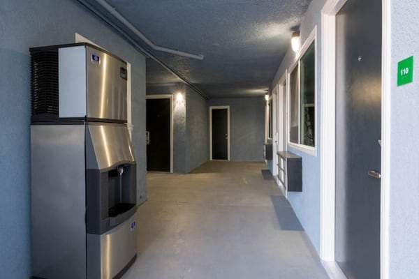Foto van 1 Queensize Bed | Mob Acc Ri Shwr | Ns Koelkast - Vakantiehuis in Ridgecrest CA - Facilities