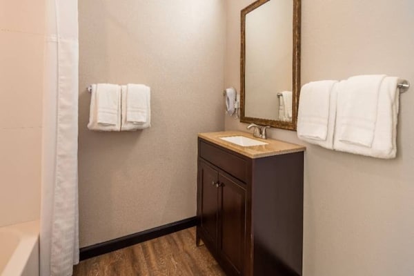 Foto van 1 Queensize Bed | Mob Acc Ri Shwr | Ns Koelkast - Vakantiehuis in Ridgecrest CA - Facilities