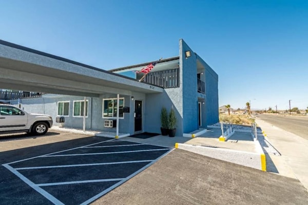 Foto van 1 Queensize Bed | Mob Acc Ri Shwr | Ns Koelkast - Vakantiehuis in Ridgecrest CA - ExteriorSummer
