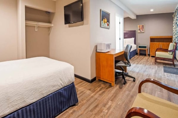 Foto van 1 Queensize Bed | Mob Acc Ri Shwr | Ns Koelkast - Vakantiehuis in Ridgecrest CA - BedRoom