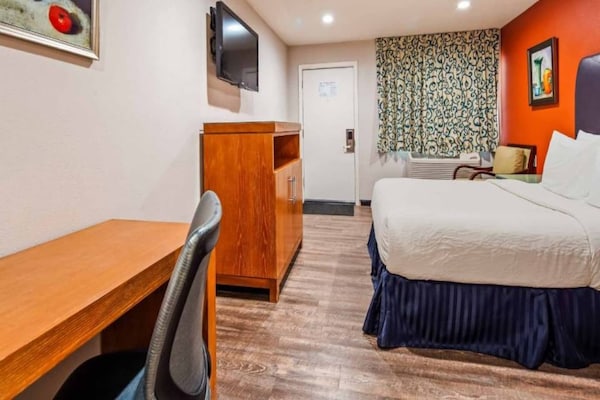 Foto van 1 Queensize Bed | Mob Acc Ri Shwr | Ns Koelkast - Vakantiehuis in Ridgecrest CA - BedRoom
