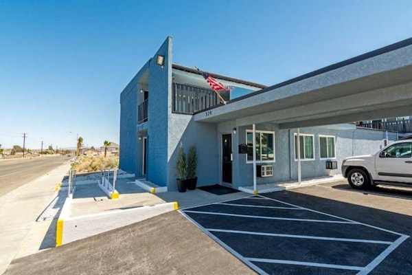 Foto van 1 kingsize bed | Rookvrij, koelkast - Vakantiehuis in Ridgecrest CA - ExteriorSummer