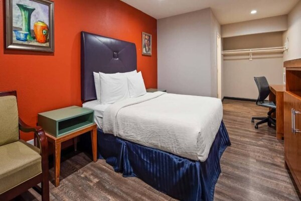 Foto van 1 kingsize bed | Rookvrij, koelkast - Vakantiehuis in Ridgecrest CA - BedRoom