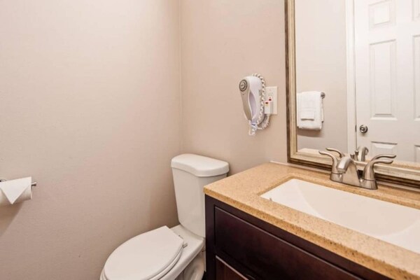 Foto van 1 kingsize bed | Rookvrij, koelkast - Vakantiehuis in Ridgecrest CA - BathRoom