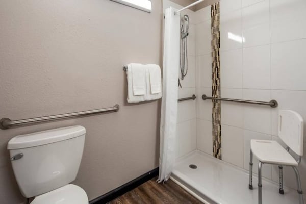 Foto van 1 kingsize bed | Rookvrij, koelkast - Vakantiehuis in Ridgecrest CA - BathRoom