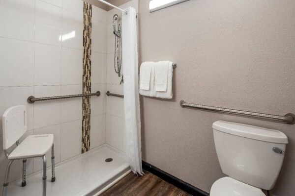 Foto van 1 kingsize bed | Rookvrij, koelkast - Vakantiehuis in Ridgecrest CA - Facilities