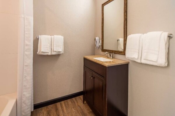 Foto van 1 kingsize bed | Rookvrij, koelkast - Vakantiehuis in Ridgecrest CA - Facilities