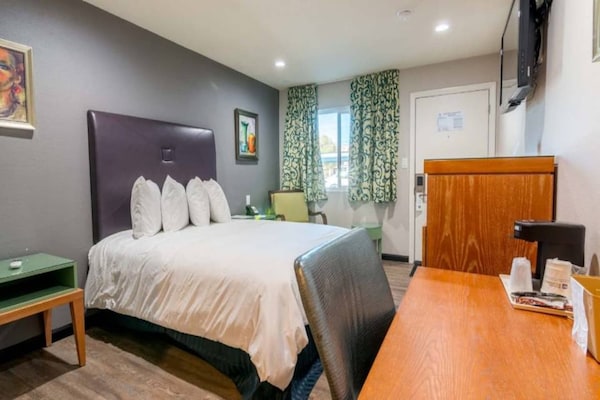 Foto van 1 tweepersoonsbed (queensize) | Niet-roken, koelkast (Micfridge) - BedRoom