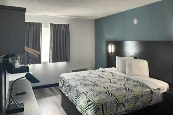 Foto van 1 kingsize bed | Suite, rookvrij, koelkast - Vakantiehuis in East Syracuse - BedRoom