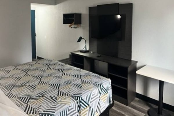 Foto van 1 kingsize bed | Suite, rookvrij, koelkast - Vakantiehuis in East Syracuse - BedRoom