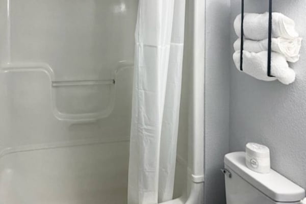 Foto van 1 kingsize bed | Suite, rookvrij, koelkast - Vakantiehuis in East Syracuse - BathRoom