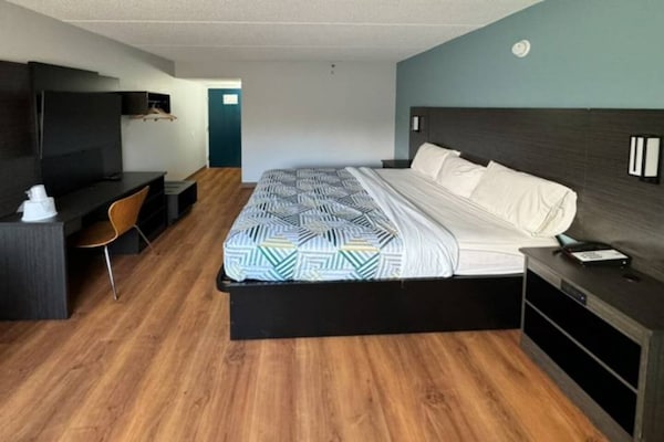 Foto van 1 kingsize bed | Roken toegestaan, minikoelkast - Vakantiehuis in East Syracuse - BedRoom