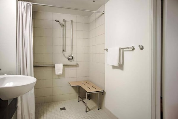 Foto van 1 kingsize bed | Roken toegestaan, minikoelkast - Vakantiehuis in East Syracuse - BathRoom
