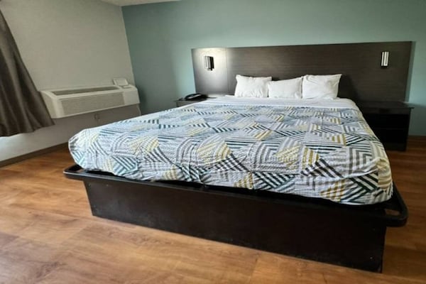 Foto van 1 kingsize bed | Rookvrij - Vakantiehuis in East Syracuse - BedRoom
