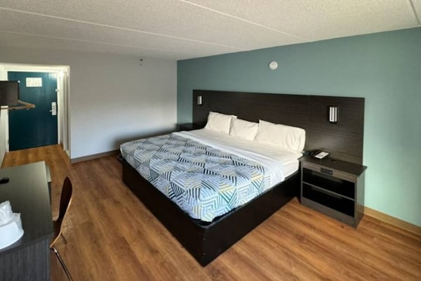 Foto van 1 kingsize bed | Rookvrij - Vakantiehuis in East Syracuse - BedRoom