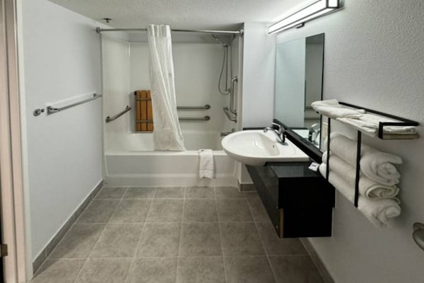 Foto van 1 kingsize bed | Rookvrij - Vakantiehuis in East Syracuse - BathRoom