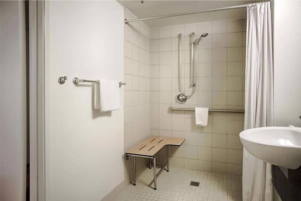 Foto van 1 kingsize bed | Rookvrij - Vakantiehuis in East Syracuse - BathRoom