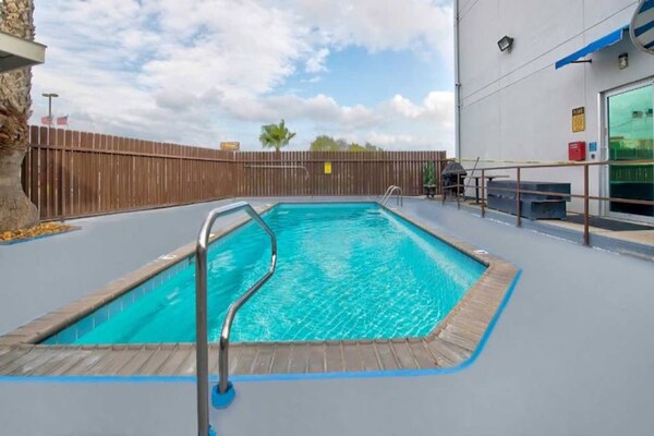 Foto van 1 tweepersoonsbed (queensize) | Rookvrij - Vakantiehuis in EAGLE PASS - Pool