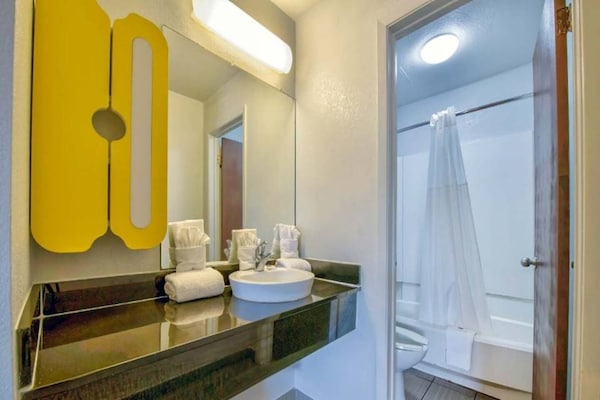 Foto van 1 kingsize bed | Badkamer met bad en (NSMK) - Vakantiehuis in San-Antonio - BathRoom