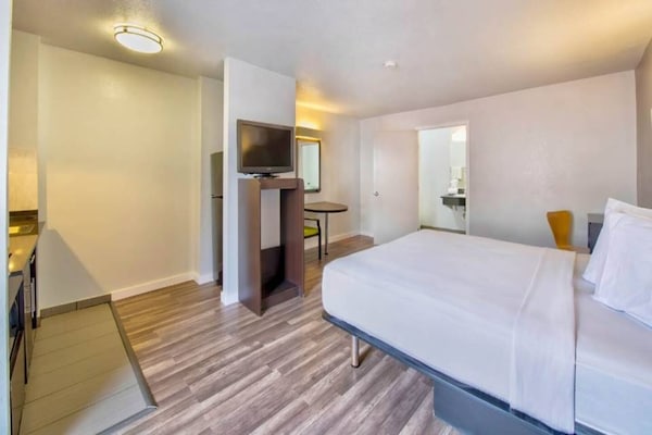 Foto van 1 kingsize bed | Badkamer met bad en (NSMK) - Vakantiehuis in San-Antonio - BedRoom