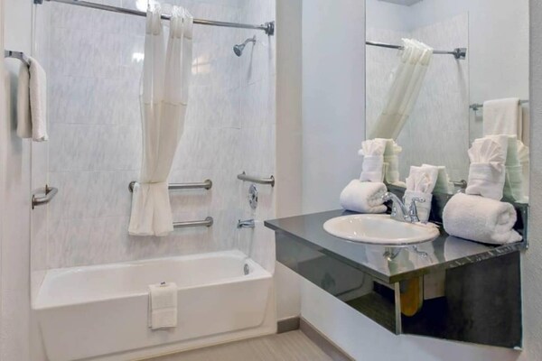 Foto van 1 Kingbed | Suite | Ns - Vakantiehuis in San-Antonio - BathRoom