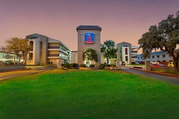 Foto van 1 Kingbed | Suite | Ns - Vakantiehuis in San-Antonio - ExteriorSummer