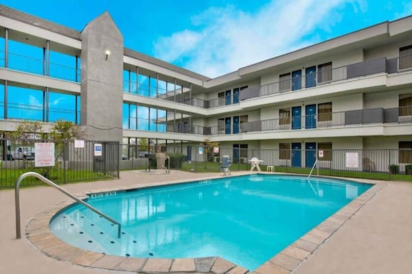 Foto van 1 Kingbed | Suite | Ns - Vakantiehuis in San-Antonio - Pool