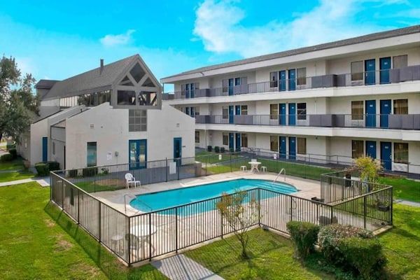 Foto van 1 Kingbed | Suite | Ns - Vakantiehuis in San-Antonio - Pool