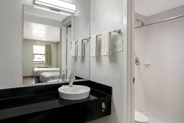Foto van 1 tweepersoonsbed (Queensize) | San Antonio - Vakantiehuis in San-Antonio - BathRoom