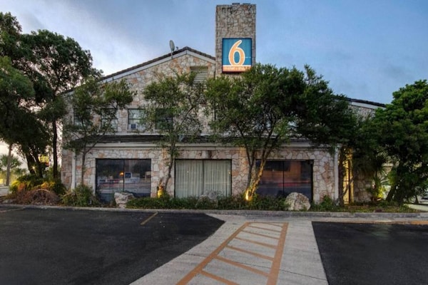 Foto van 1 tweepersoonsbed (Queensize) | San Antonio - Vakantiehuis in San-Antonio - ExteriorSummer
