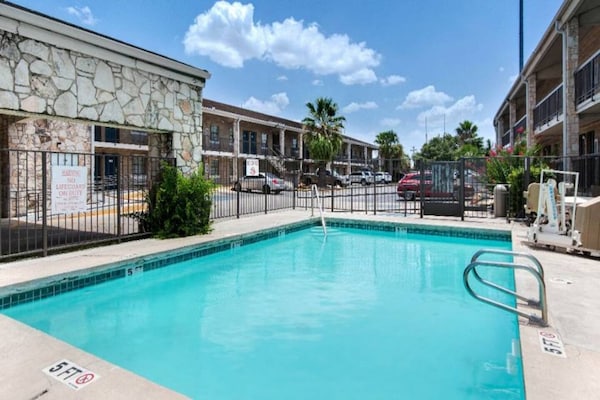 Foto van 1 tweepersoonsbed (Queensize) | San Antonio - Vakantiehuis in San-Antonio - Pool