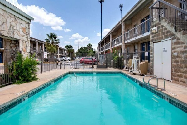 Foto van 1 tweepersoonsbed (Queensize) | San Antonio - Vakantiehuis in San-Antonio - Pool
